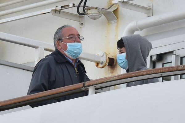 客船のバルコニーから外の様子を眺める乗客　 - Sputnik 日本