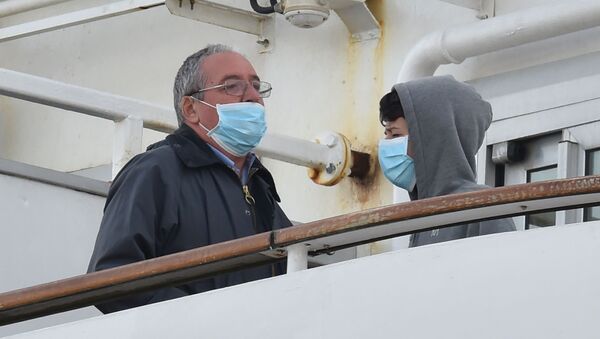 Пассажиры в медицинских масках на борту круизного лайнера Diamond Princes, помещенного в карантин у японского порта Йокогама - Sputnik 日本