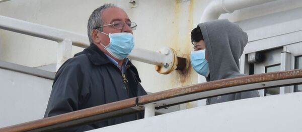 Пассажиры в медицинских масках на борту круизного лайнера Diamond Princes, помещенного в карантин у японского порта Йокогама Пассажиры в медицинских масках на борту круизного лайнера Diamond Princes, помещенного в карантин у японского порта Йокогама - Sputnik 日本