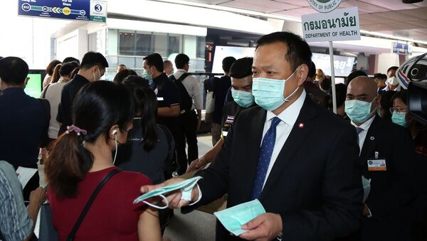 Вице-премьер и министр здравоохранения Таиланда доктор Анутхин Чанвиракун раздает защитные маски на станции метро в Бангкоке - Sputnik 日本