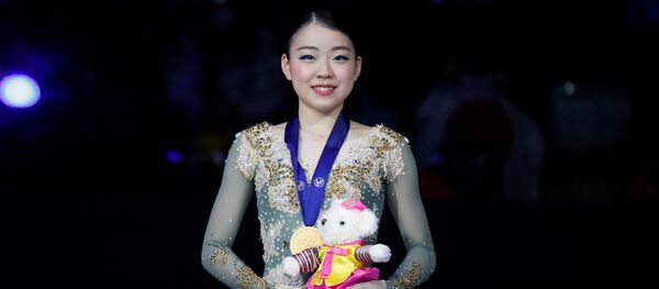 Фигуристка Рика Кихира на церемонии награждения на Чемпионате четырёх континентов по фигурному катанию в Сеуле Фигуристка Рика Кихира на церемонии награждения на Чемпионате четырёх континентов по фигурному катанию в Сеуле - Sputnik 日本