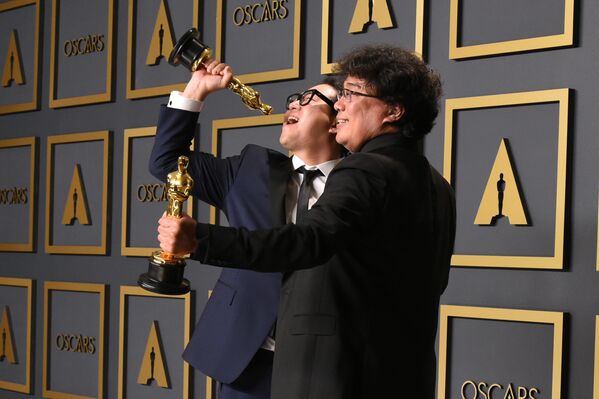 韓国の脚本家ハン・ジンウォン(左)と映画監督ポン・ジュノ(右)　映画「パラサイト　半地下の家族」で4つのオスカーを受賞 - Sputnik 日本