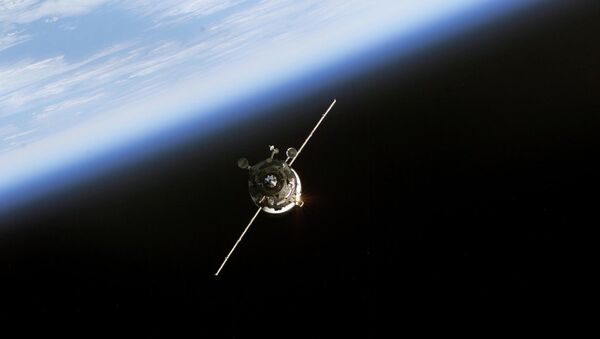 In this 11 June, 2003 NASA image an unmanned Progress supply vehicle (L), backdropped by the blackness of space and Earth's horizon, approaches the Pirs Docking Compartment (out of frame) attached to the Zvezda Service Module on the International Space Station (ISS) - Sputnik 日本
