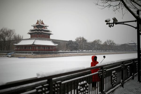マスクをしたままセルフィー（自撮り）をする女性　（北京）　 - Sputnik 日本