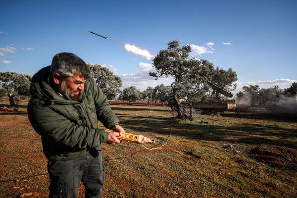 アレッポへ向けロケットを発射する反体制派　シリア・イドリブ - Sputnik 日本