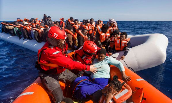 北アフリカ・リビア沖の地中海で移民を救助するスペインの非政府組織「Maydayterraneo」 - Sputnik 日本