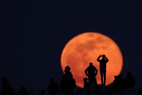 アクロポリス遺跡から満月を観察する人々　ギリシャ・アテネ　 - Sputnik 日本