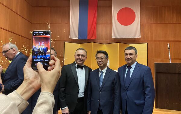 上月大使と記念写真 - Sputnik 日本