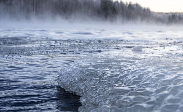 プリャジンスキー地区を流れる川が凍結 - Sputnik 日本