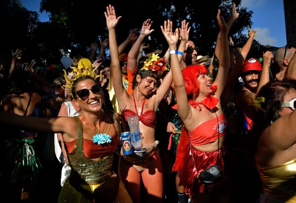リオのカーニバル前に行なわれるストリートパーティー「Ceu Na Terra bloco」に参加する人々　（ブラジル・リオデジャネイロ） - Sputnik 日本