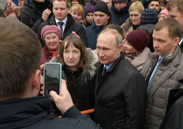 プーチン大統領と写真を撮るサンクトペテルブルク市民　アナトリー・サプチャーク氏の記念碑に献花後 - Sputnik 日本