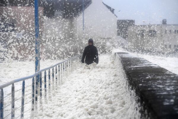 暴風雨「デニス」の中海岸沿いを歩く男性　（フランス西部・サン＝ゲノレ） - Sputnik 日本
