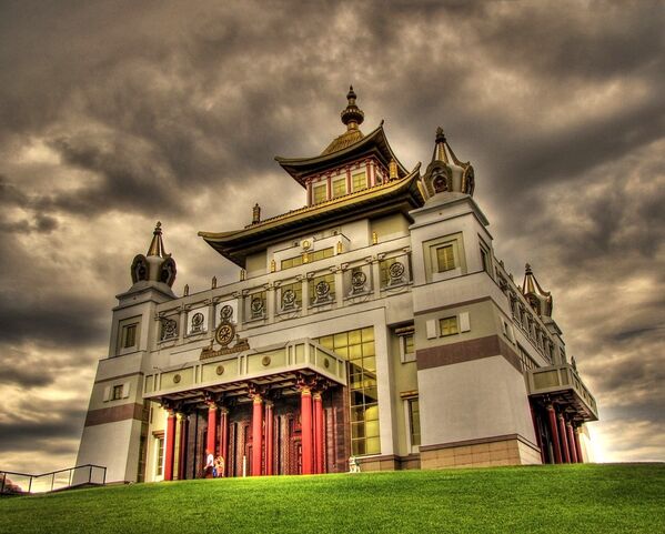 チベットの仏教寺院と見えるが、実はカルムィキア共和国最大の仏教寺院、欧州最大級の仏教寺院の一つだ。ブッダ・シャカムニ黄金住居と名づけられたもので、2005年12月27日にオープンした。 - Sputnik 日本