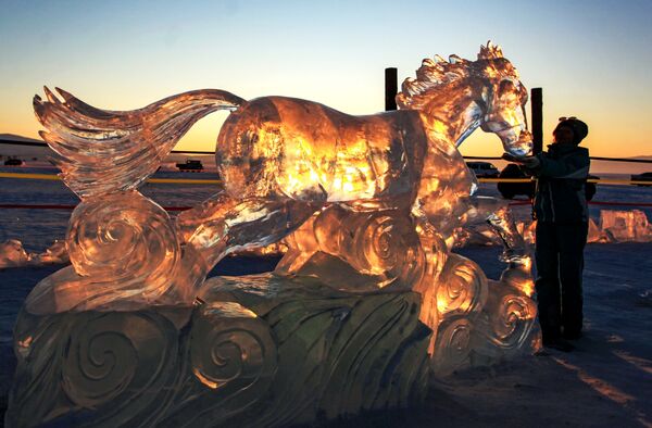 展示された馬の氷彫刻 - Sputnik 日本