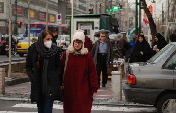 医療マスクを着用して外出する市民　 - Sputnik 日本