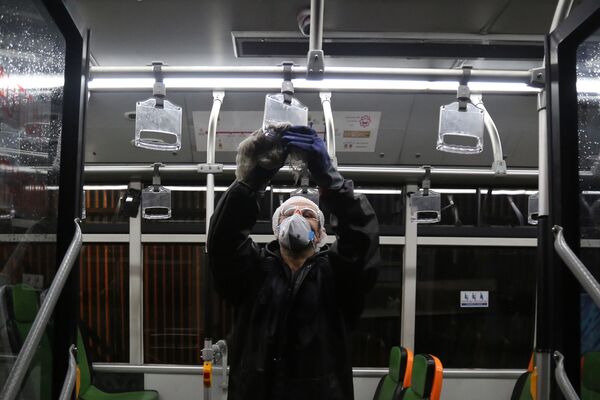 感染拡大防止のためバス車内を清掃する男性　 - Sputnik 日本