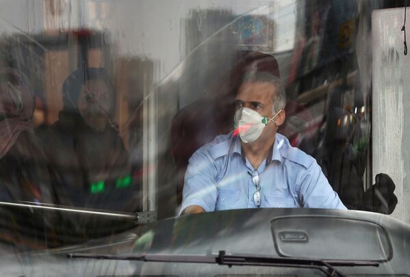 マスクを着用し業務を行なうバスの運転手  - Sputnik 日本