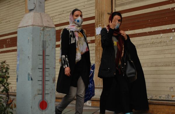 医療マスクを着用して外出する市民　 - Sputnik 日本