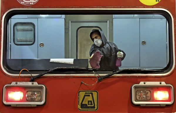 市内の地下鉄の車内を消毒する女性 - Sputnik 日本