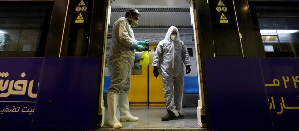 地下鉄車内の消毒を行なう男性 - Sputnik 日本