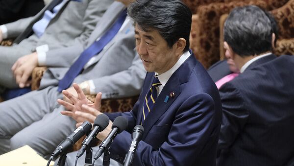 Премьер-министр Японии Синдзо Абэ во время заседания бюджетного комитета нижней палаты японского парламента в Токио - Sputnik 日本