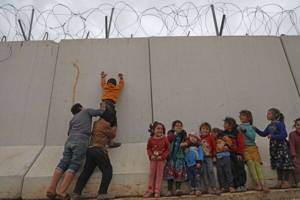 トルコ・シリア国境の壁をよじ登る少年と子どもたち（シリア・イドリブ） - Sputnik 日本