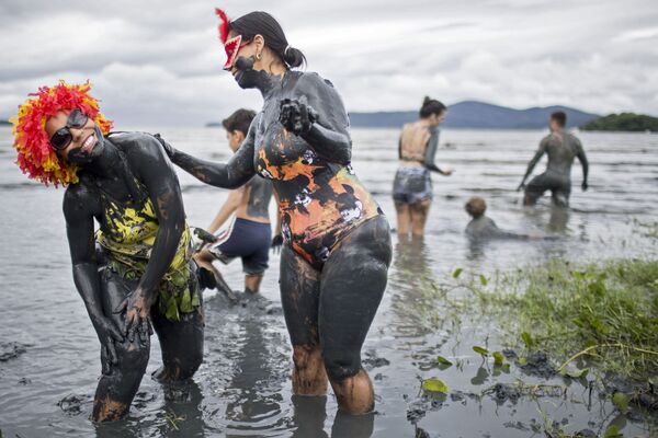 泥だらけで大騒ぎするお祭り「 Bloco da Lama」に参加する人々（ブラジル・リオデジャネイロ） - Sputnik 日本