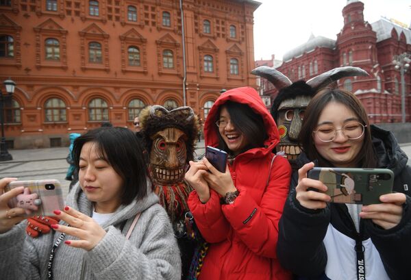 春を迎えるお祭り「マースレニツァ」を楽しむ外国人観光客（ロシア・モスクワ） - Sputnik 日本