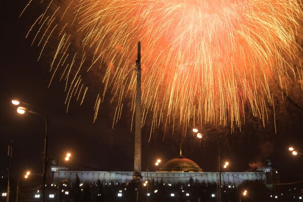 23日の祖国防衛の日を記念して打ち上げられた花火　（ロシア・モスクワ） - Sputnik 日本