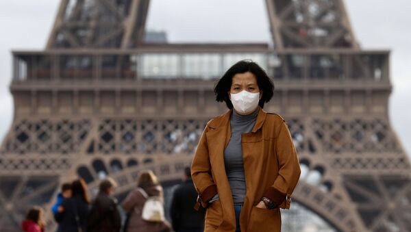 Женщина в защитной маске у Эйфелевой башни в Париже, Франция - Sputnik 日本