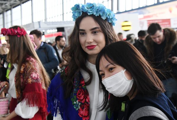 ウラジオストク国際空港へ到着した乗客の女性　マスクは忘れずに　 - Sputnik 日本