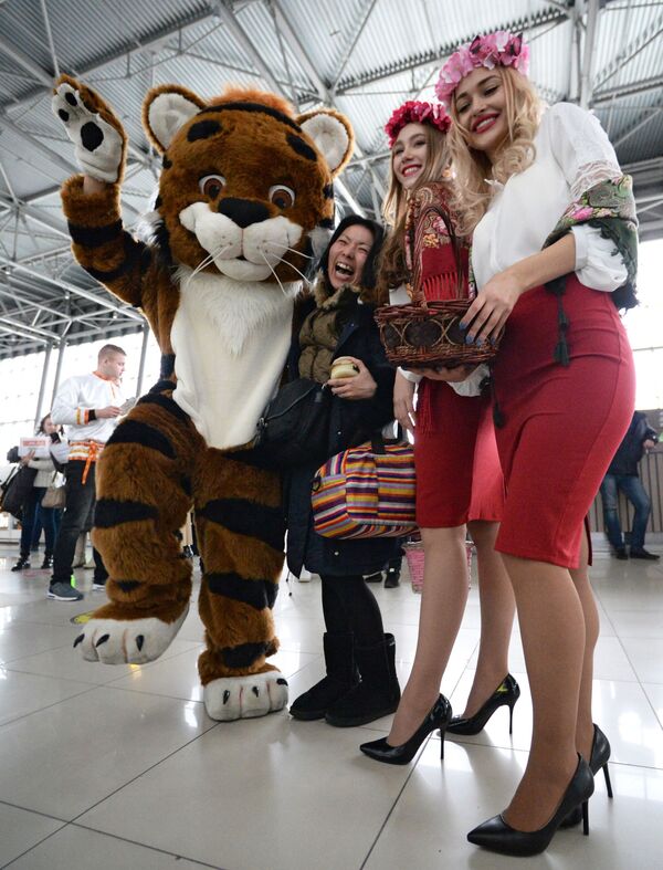 成田空港から来た乗客を歓迎するロシア人女性と着ぐるみ - Sputnik 日本