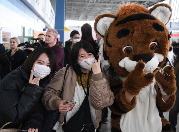 マスクを着用して記念写真を撮る日本からの乗客 - Sputnik 日本