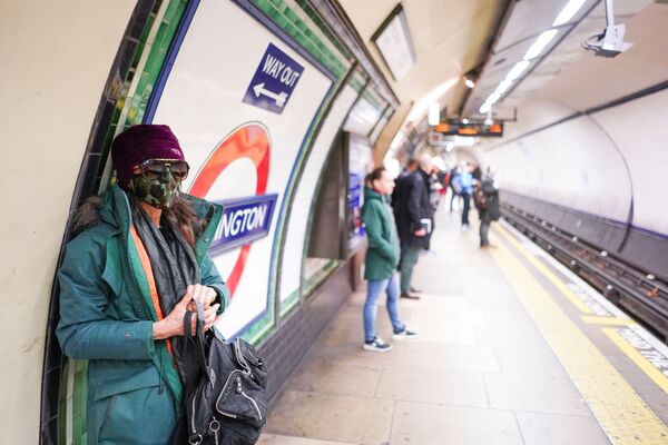 地下鉄で列車を待つ女性（英国・ロンドン） - Sputnik 日本