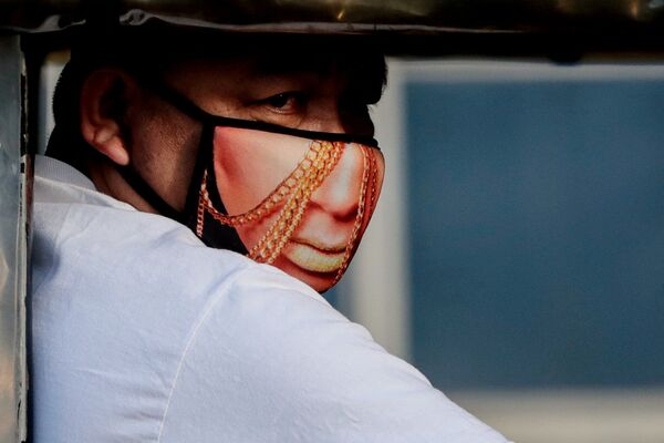口元がプリントアウトされたマスクを着用する男性　（フィリピン） - Sputnik 日本
