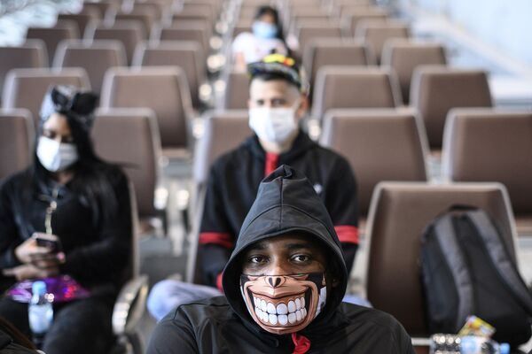 猿の口元がプリントされたマスクを着用する男性（香港） - Sputnik 日本