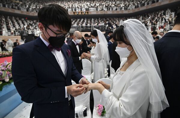 合同結婚式でもマスクを着用する参加者（韓国・ソウル） - Sputnik 日本