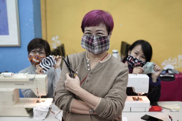 演劇グループのメンバーたちがボランティアで手作りのマスクを作成（香港） - Sputnik 日本