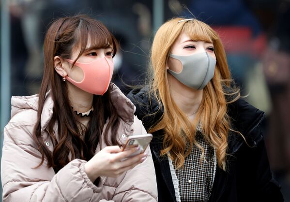 マスクを着けて外出する女性（日本・東京） - Sputnik 日本