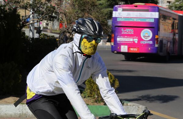 マスクで顔を覆ったサイクリスト（イラン・テヘラン） - Sputnik 日本