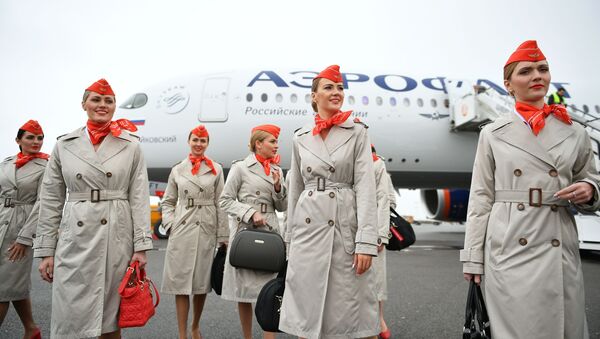 Стюардессы у дальнемагистрального широкофюзеляжного пассажирского самолета Airbus A350-900 авиакомпании Аэрофлот  - Sputnik 日本