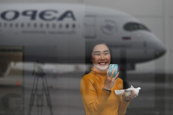 A350-900型機を写真に収める女性　 - Sputnik 日本
