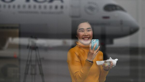 Девушка фотографирует дальнемагистральный широкофюзеляжный пассажирский самолет Airbus A350-900 авиакомпании Аэрофлот - Sputnik 日本