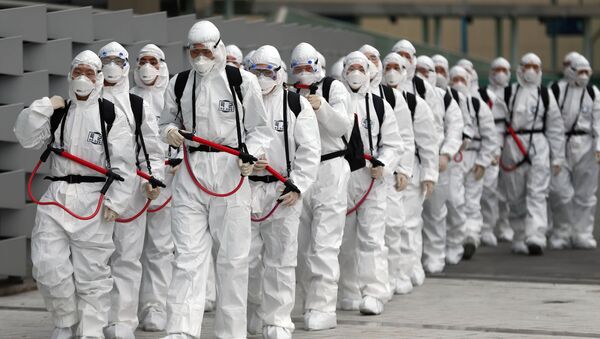 Южнокорейские солдаты в защитных костюмах во время профилактики распространения коронавируса COVID-19 в Южной Корее - Sputnik 日本