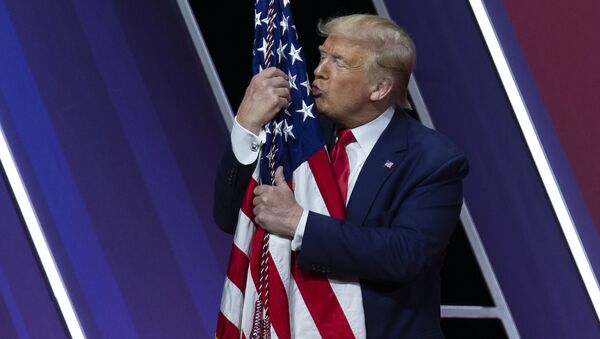 米国の旗にキスしているトランプ大統領 - Sputnik 日本