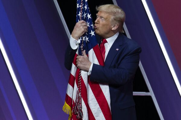 国旗をハグするトランプ大統領　（米国・メリーランド州） - Sputnik 日本