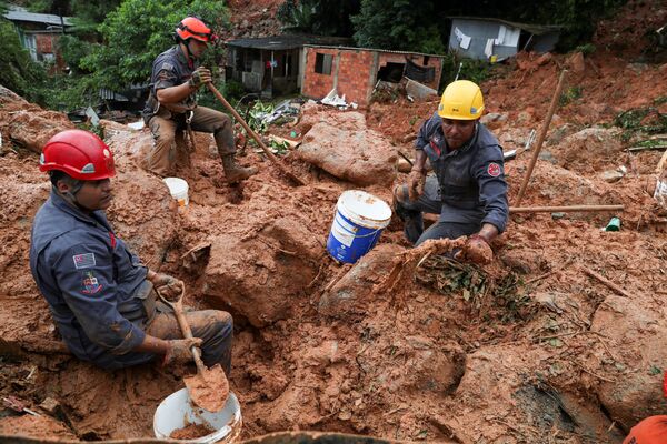洪水で土砂崩生が発生　生存者を捜索する救助隊（ブラジル・グアルジャ）　 - Sputnik 日本