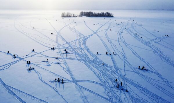 氷上で魚釣りのお祭りが開催（ロシア・カレリア共和国） - Sputnik 日本
