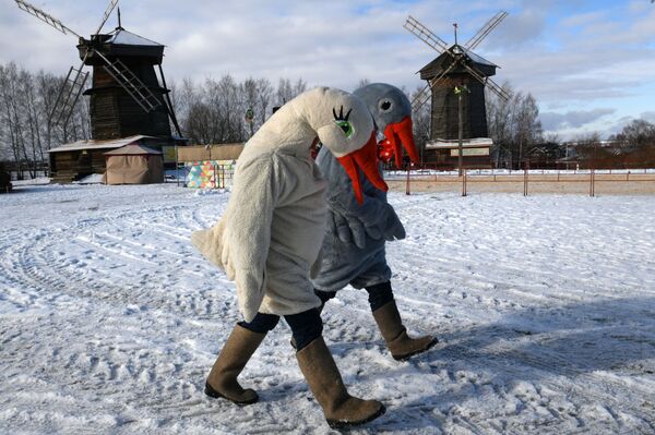 マースレニツァ期間中、ガチョウの着ぐるみを着る人（ロシア・ウラジーミル州） - Sputnik 日本