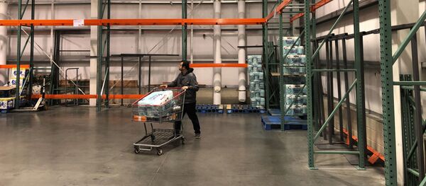 Покупатель у пустых полок с туалетной бумагой в Тетерборо, США  Покупатель у пустых полок с туалетной бумагой в Тетерборо, США  - Sputnik 日本